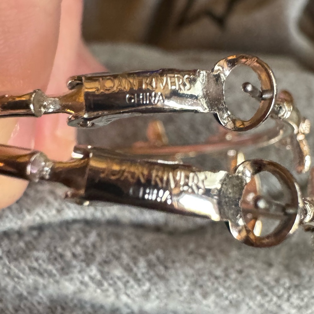 Joan Rivers Classics Collection Triple Bee Silver Hoop Earrings (NIB) 🐝 - Picture 10 of 13